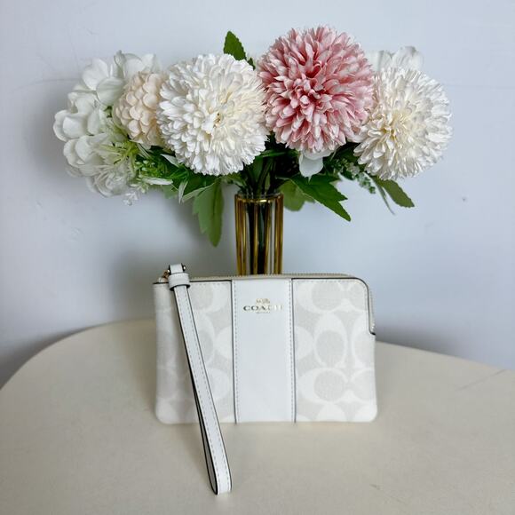 Coach CS602 Corner Zip Wristlet In Signature Canvas IN Chalk Glacierwhite - Picture 1 of 5